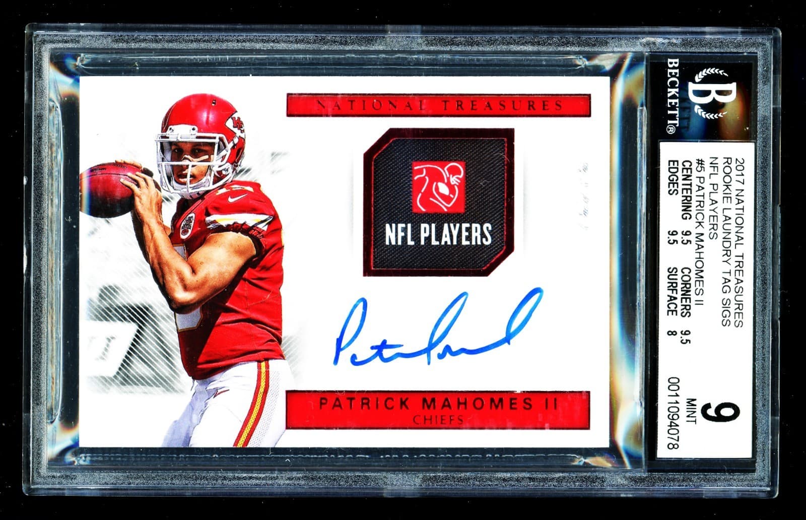 2017 Panini National Treasures Patrick Mahomes Rookie Laundry Tag Signatures Card 5 One of One